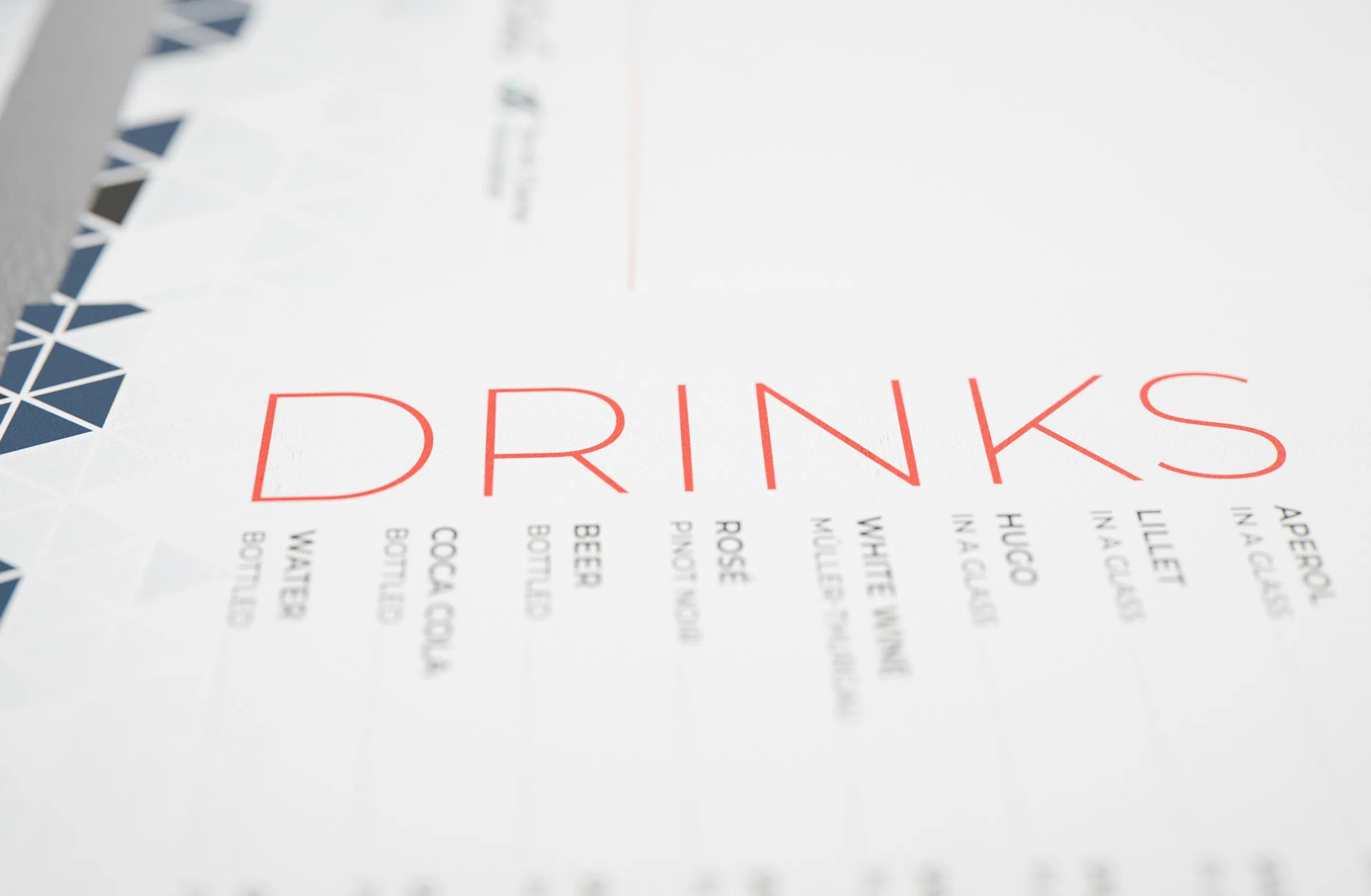 Getränkekarte der AERO BASH Party in der Nahaufnahme mit dem roten Schriftzug Drinks