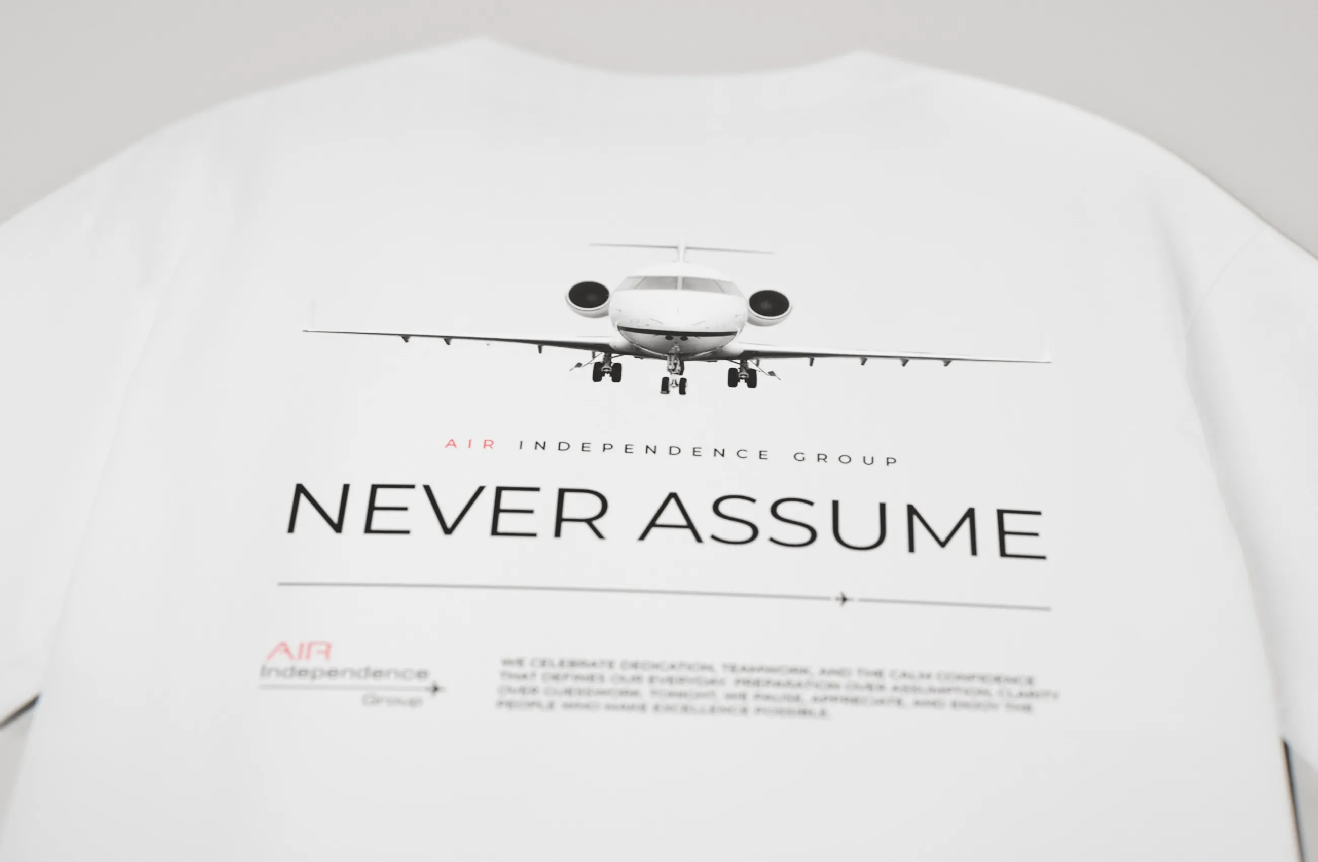 Rückenmotiv mit der Challenger 650 und dem Schriftzug „Never Assume“ in der Nahaufnahme