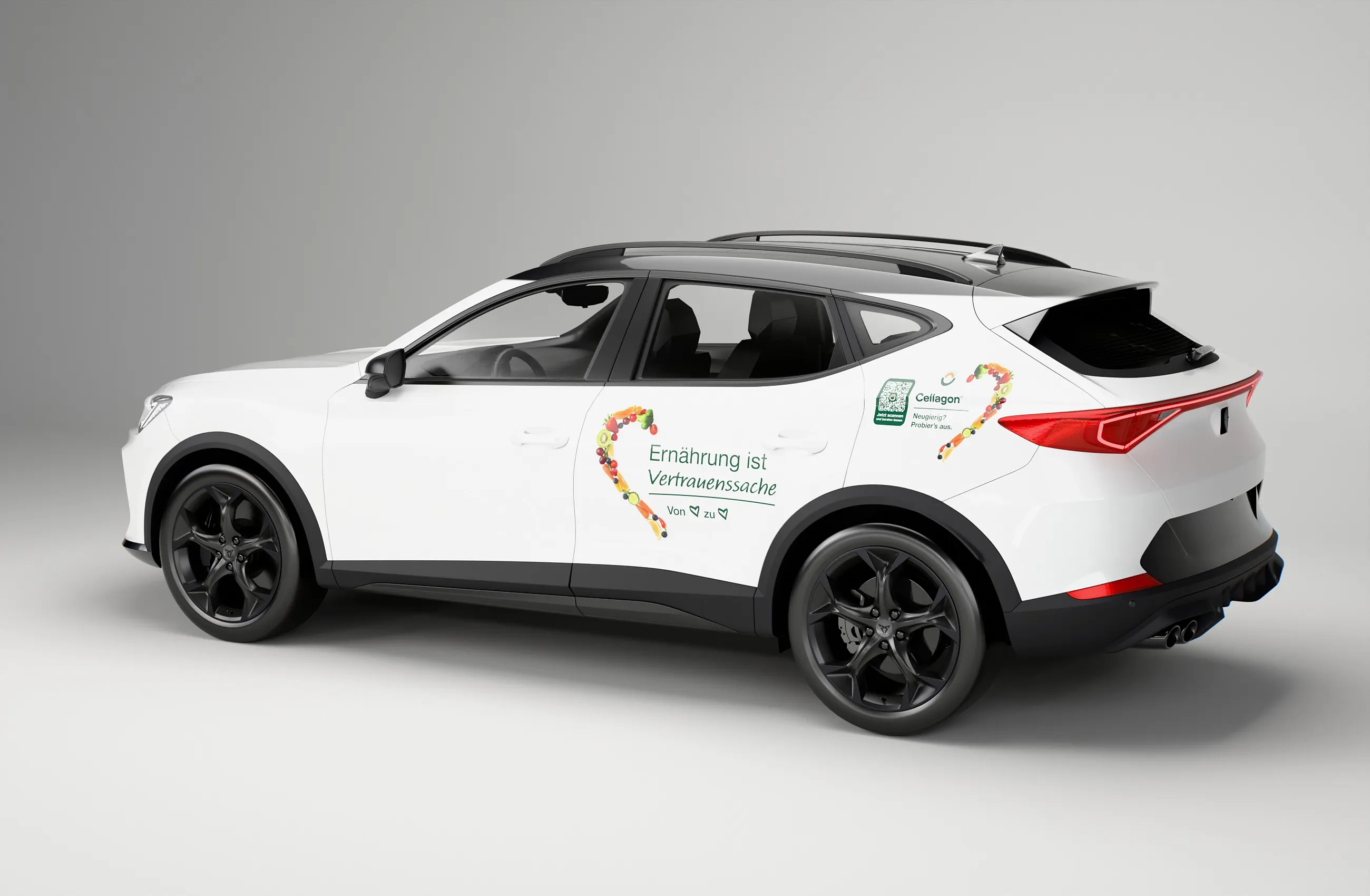 Weißes Auto mit schwarzem Dach im hellen Studio, auf der Fondtür der Spruch Ernährung ist Vertrauenssache, hinten Logo und QR-Code