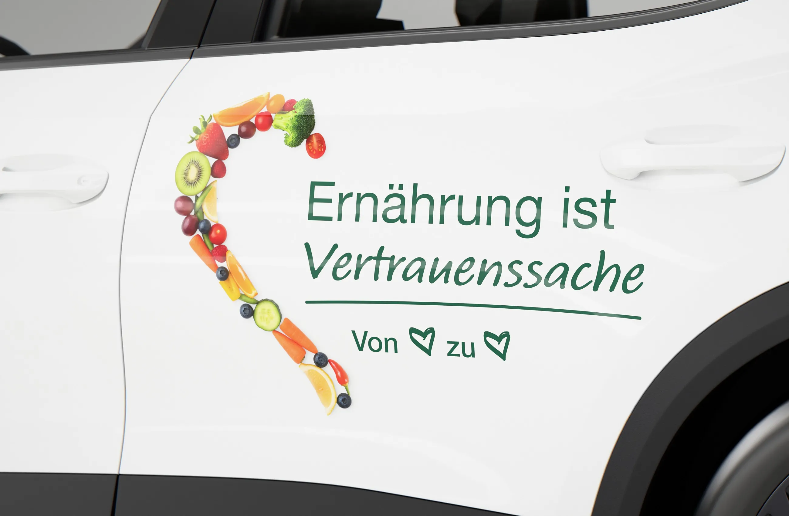 Fondtür in der Nahaufnahme: halbes Herz aus Obst und Gemüse und der Spruch Ernährung ist Vertrauenssache