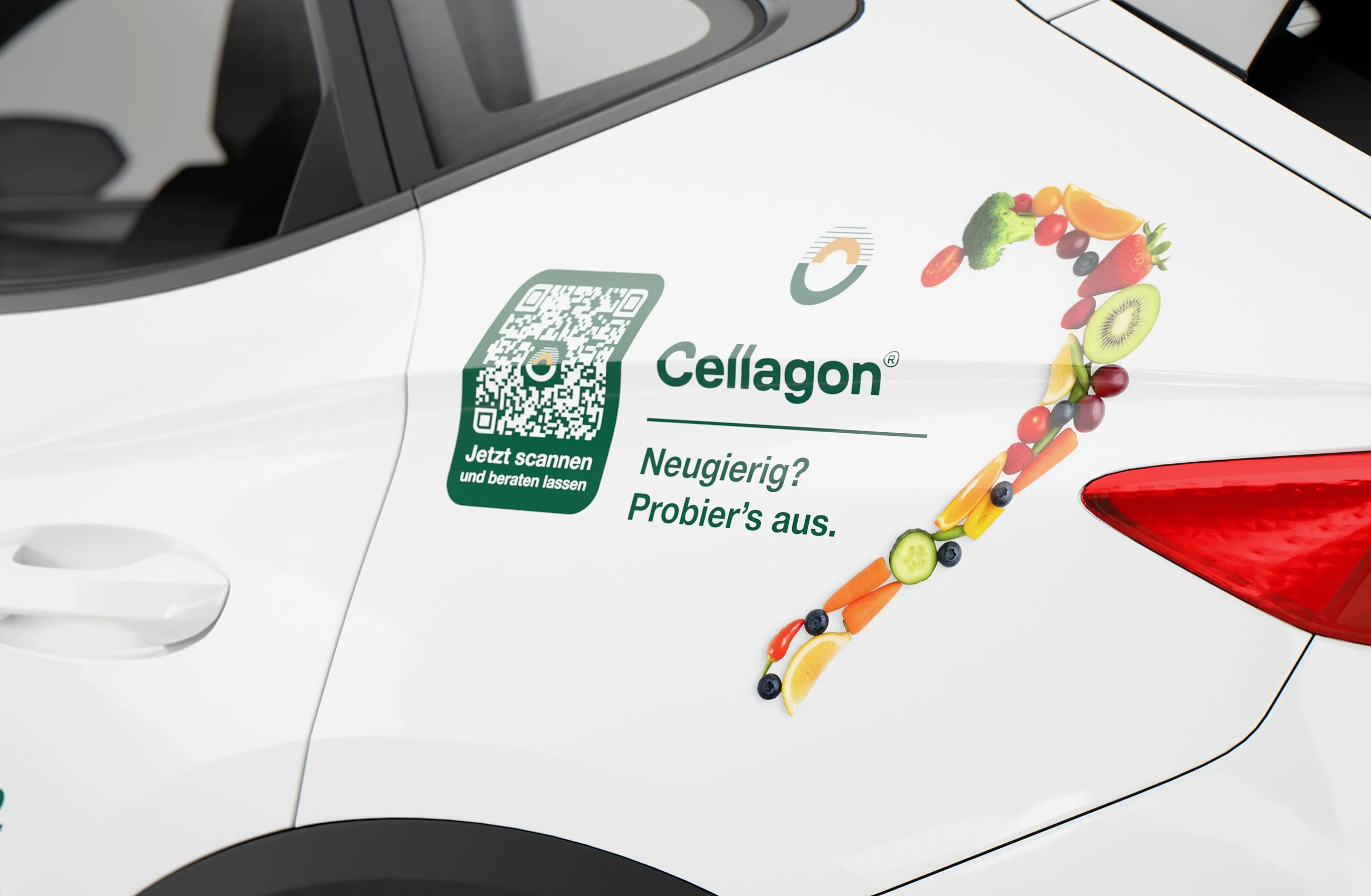Hinteres Seitenteil über dem Rad mit QR-Code, Cellagon-Logo, dem Satz Neugierig? Probier’s aus. und der zweiten Herzhälfte