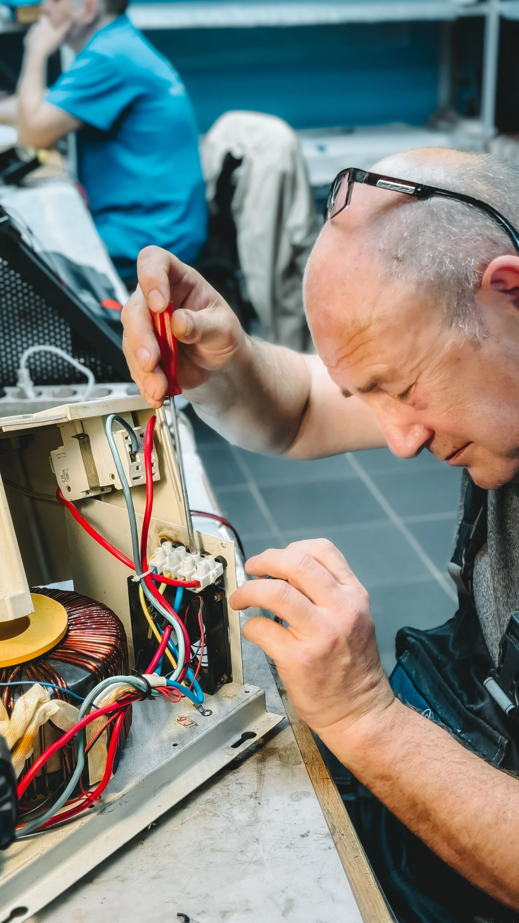 Elektriker verdrahtet eine Schaltung, Nahaufnahme