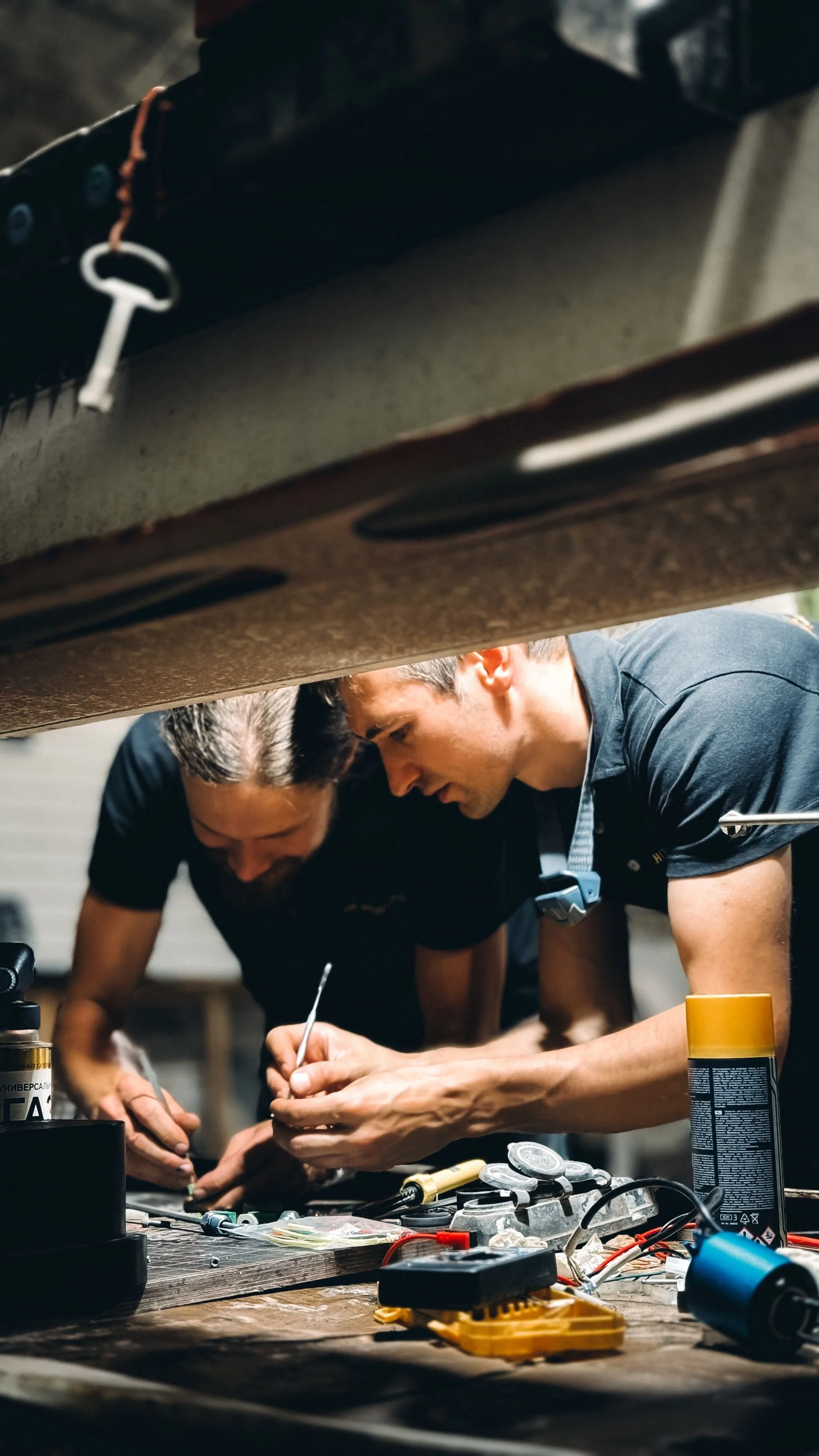 Zwei Handwerker arbeiten zusammen