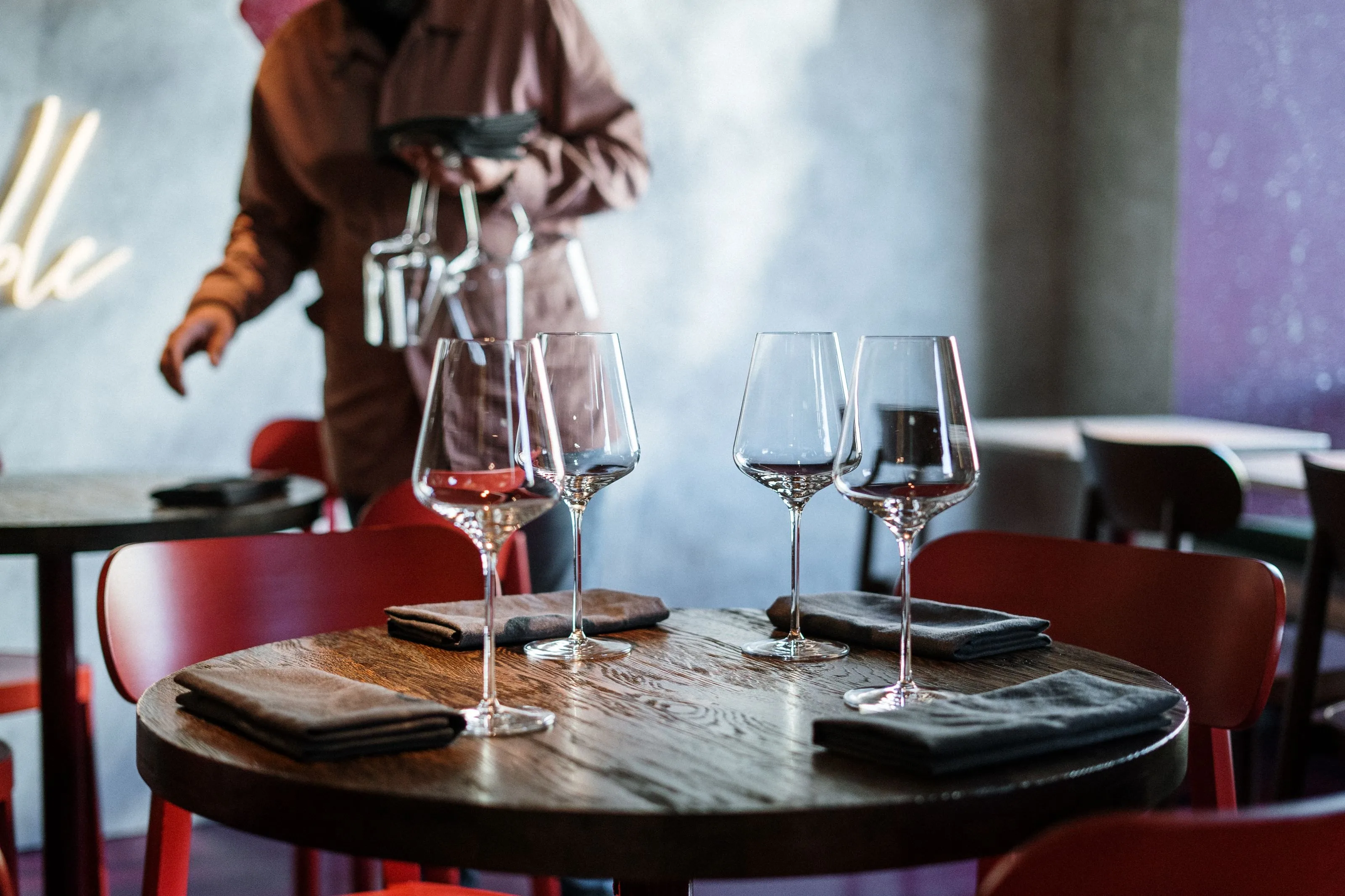 Gedeckter Tisch mit Weingläsern