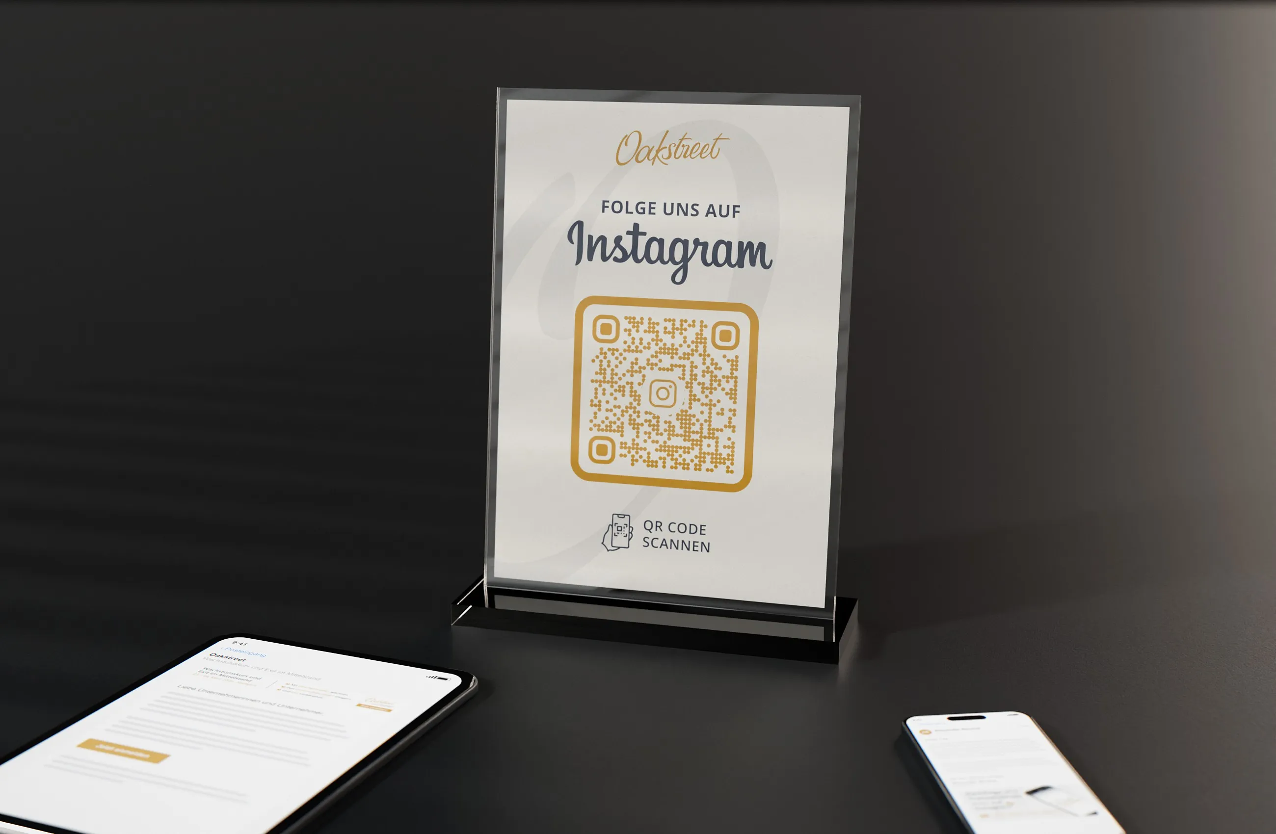 A4-Aufsteller „Folge uns auf Instagram“ von Oakstreet im Acrylständer, davor Tablet und Smartphone