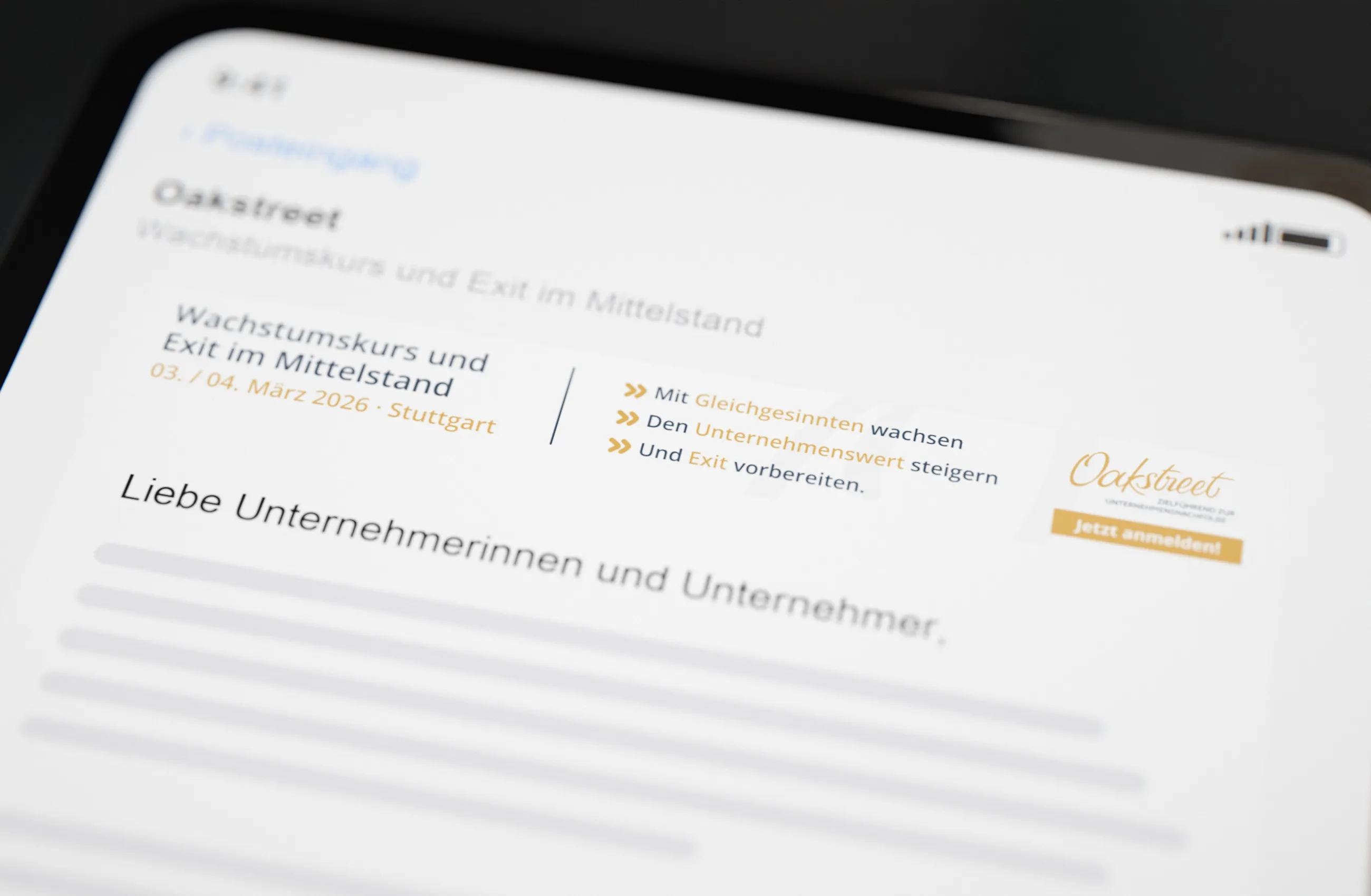 Kopfbanner des Newsletters zum Wachstumskurs und Exit im Mittelstand auf einem Tablet in der Nahaufnahme