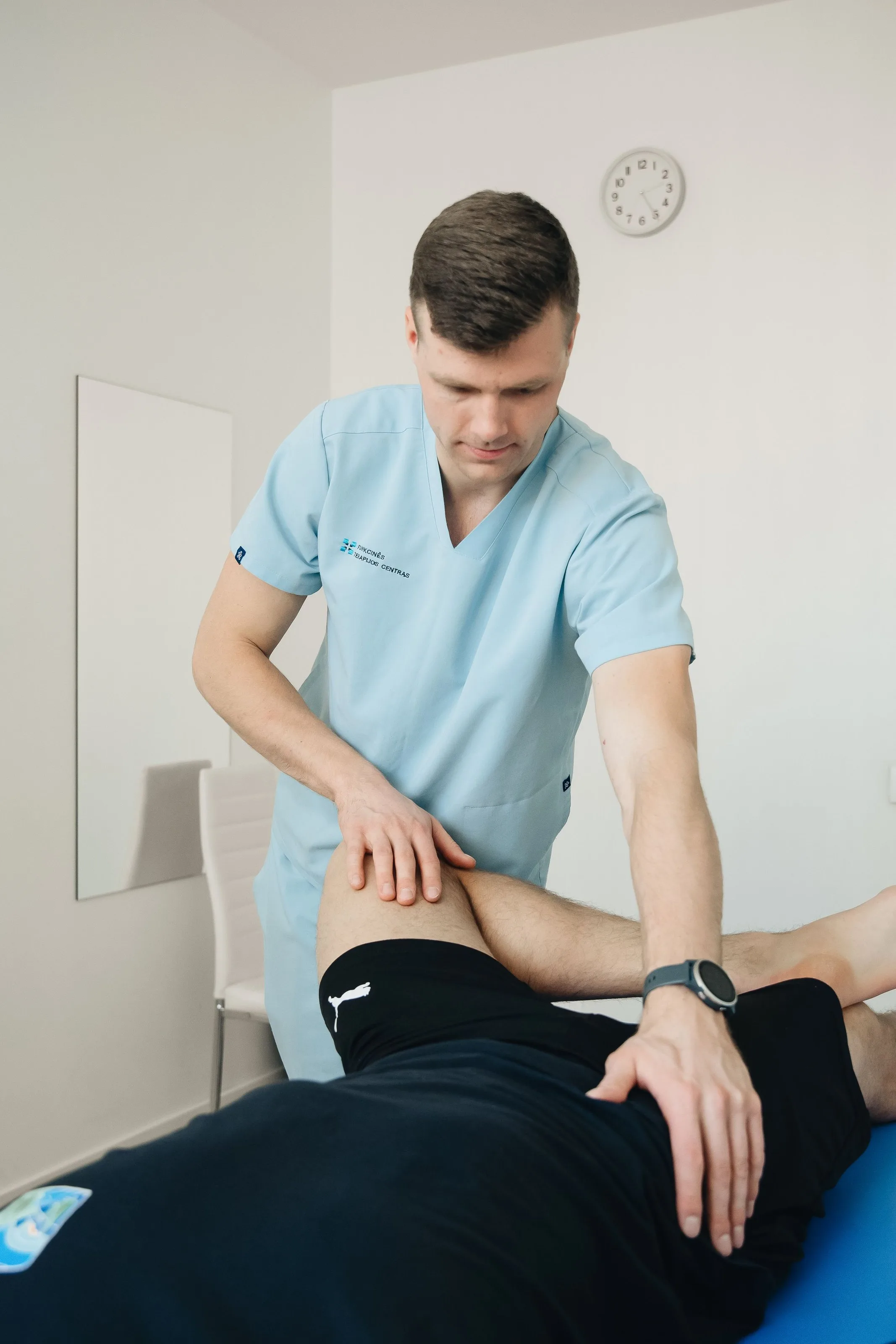 Physiotherapeut bei der Arbeit in der Praxis