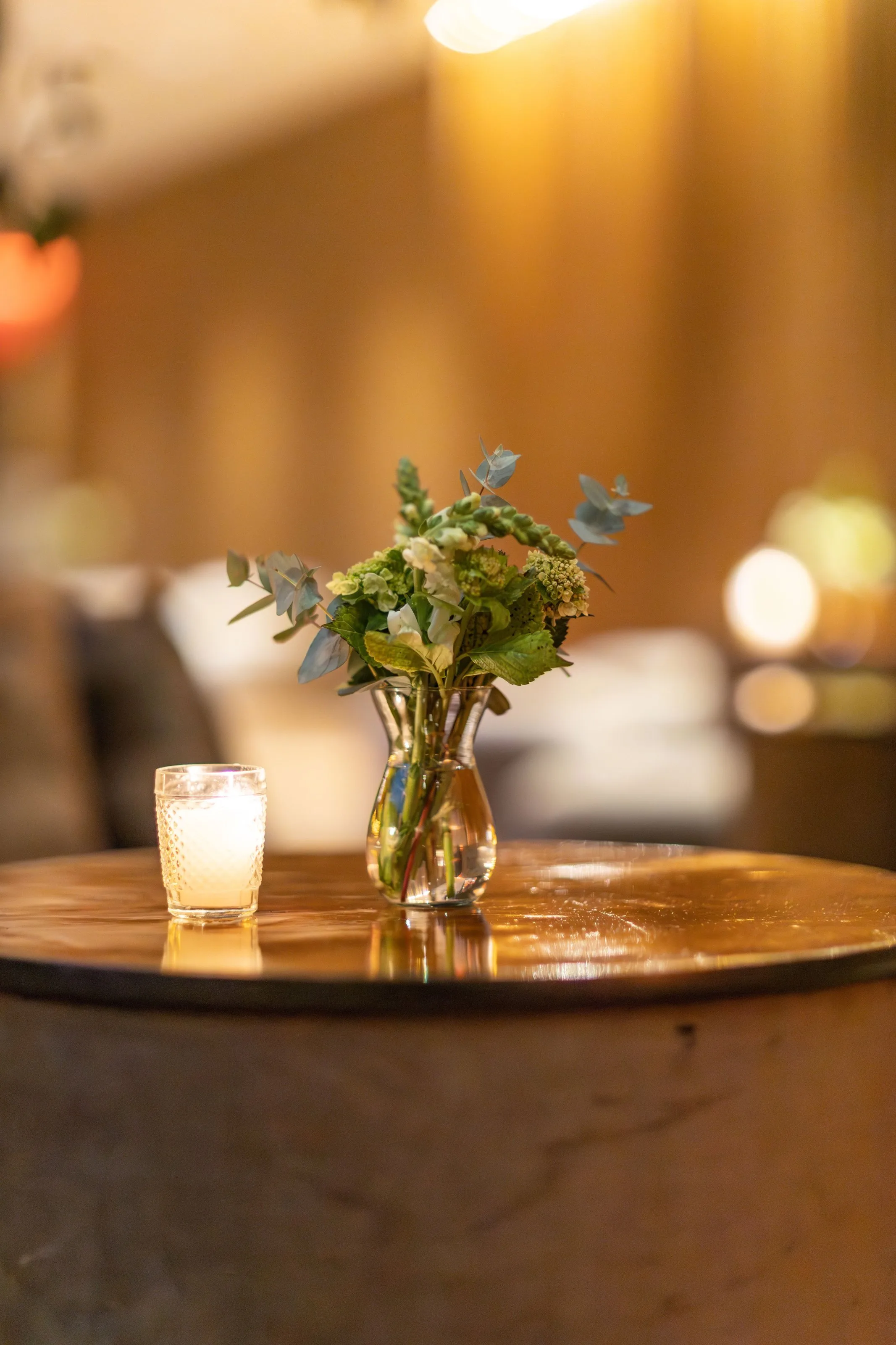 Tisch mit Blumen und Kerze